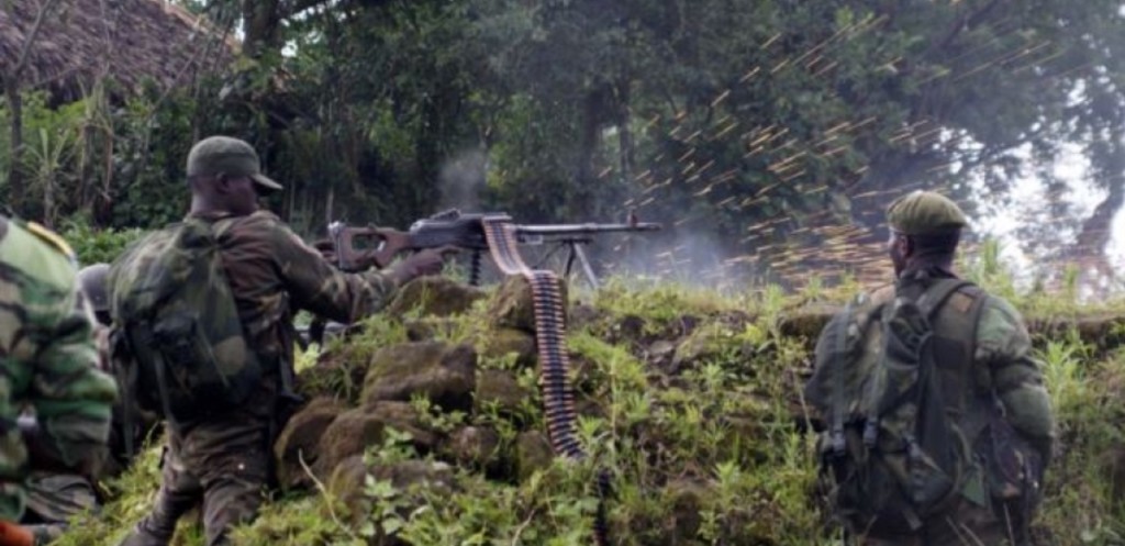 Des soldats FARDC tirant sur des ennemis