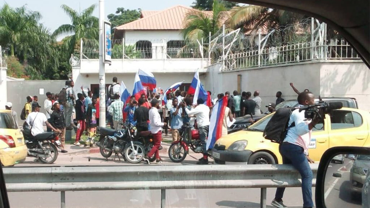 RDC : des dizaines de jeunes manifestent à Kinshasa contre la venue du  président Macron