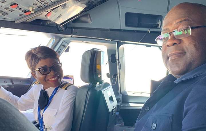 Le président Félix Tshisekedi dans le cockpit de l'Airbus A320 de CongoAirways