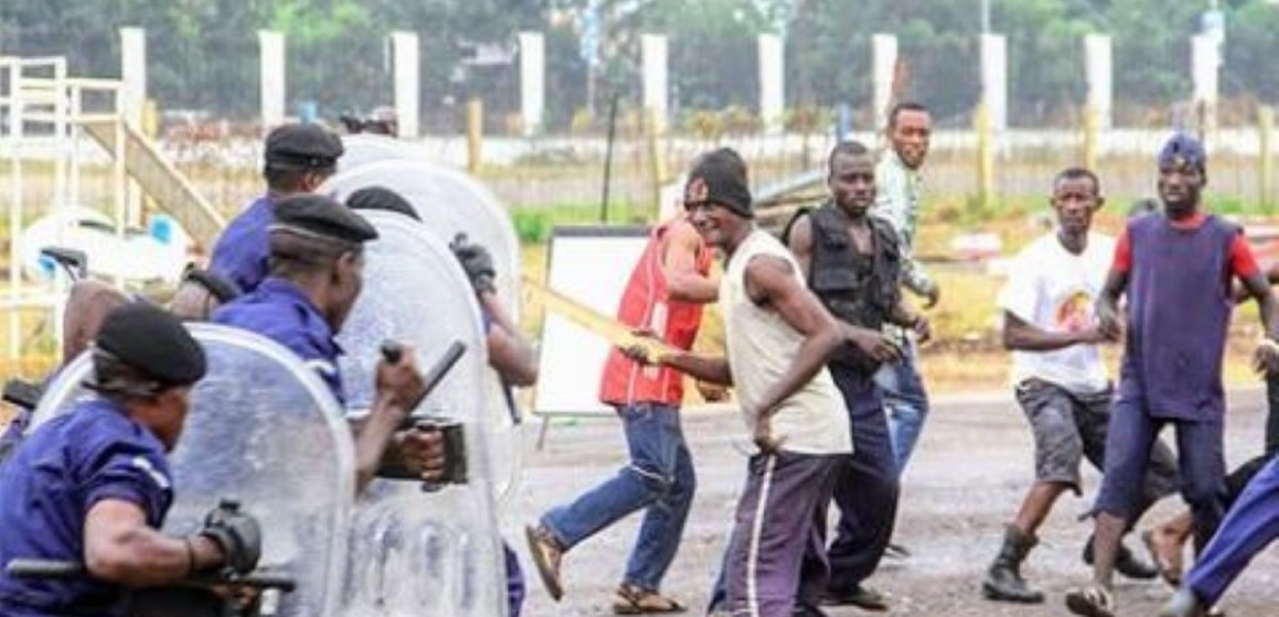 Kuluna affrontant la police