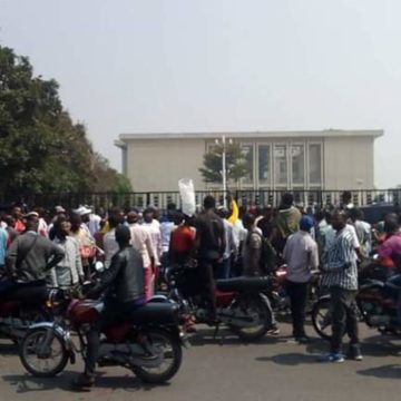 Choc frontal au sommet de l’Etat au Palais du Peuple
