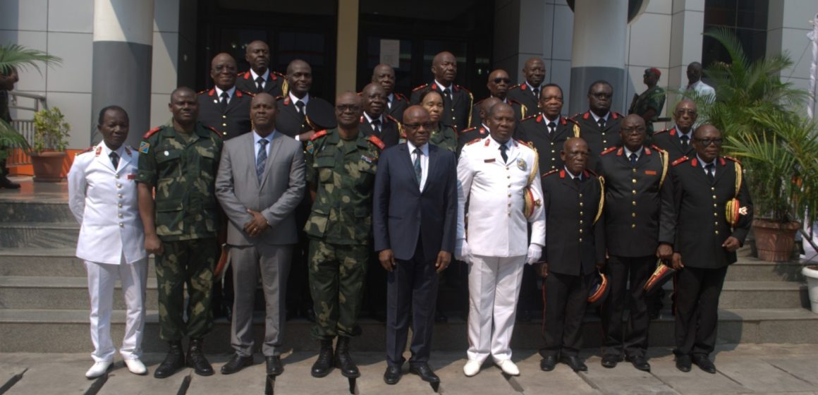 Ben et Officiers FARDC L’Amiral Liwanga et l’honorable Bule intransigeants sur le respect du règlement militaire