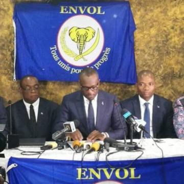 Delly Sesanga Delly Sesanga pour une révision constitutionnelle et la démission des juges constitutionnels