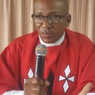 Les anciens de l’IFAD honorent l’abbé Eyenga Emmanuel