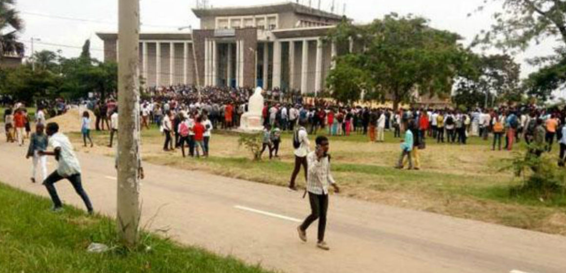 Vive tension à l’Université de Kinshasa, la police use du  lacrymogène pour disperser les étudiants