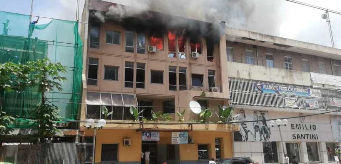 Le bâtiment abritant Canal kin et Cctv de Jean-Pierre Bemba en feu