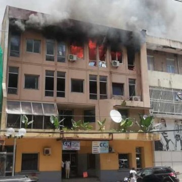Le bâtiment abritant Canal kin et Cctv de Jean-Pierre Bemba en feu