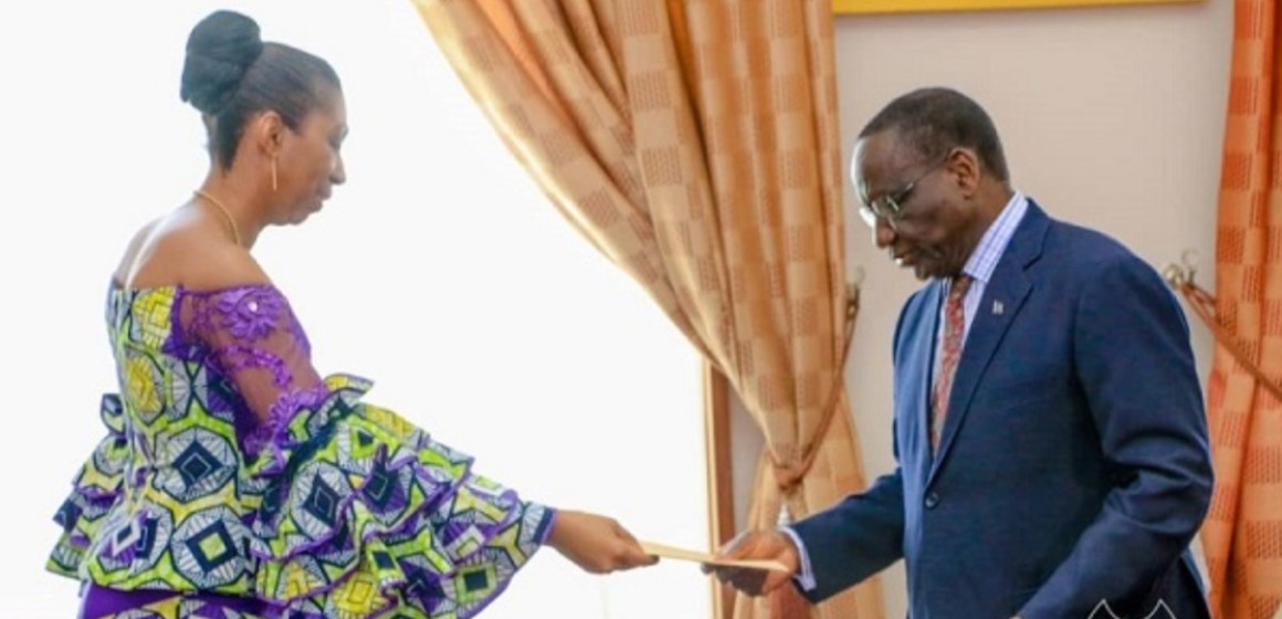 Sylvestre Ilunga Ilunkamba  a déposé le projet de budget 2020 au bureau de l’Assemblée nationale