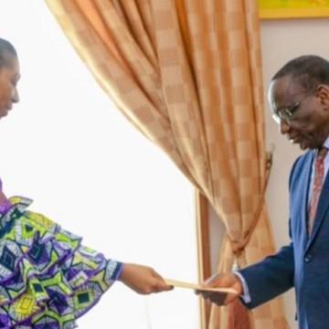 Sylvestre Ilunga Ilunkamba  a déposé le projet de budget 2020 au bureau de l’Assemblée nationale