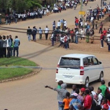 Tous les engins roulants et les colis transportés par les piétons seront systématiquement contrôlés et fouillés à Beni