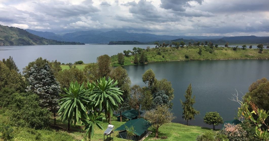 Le lac Kivu est le paysage aux alentours