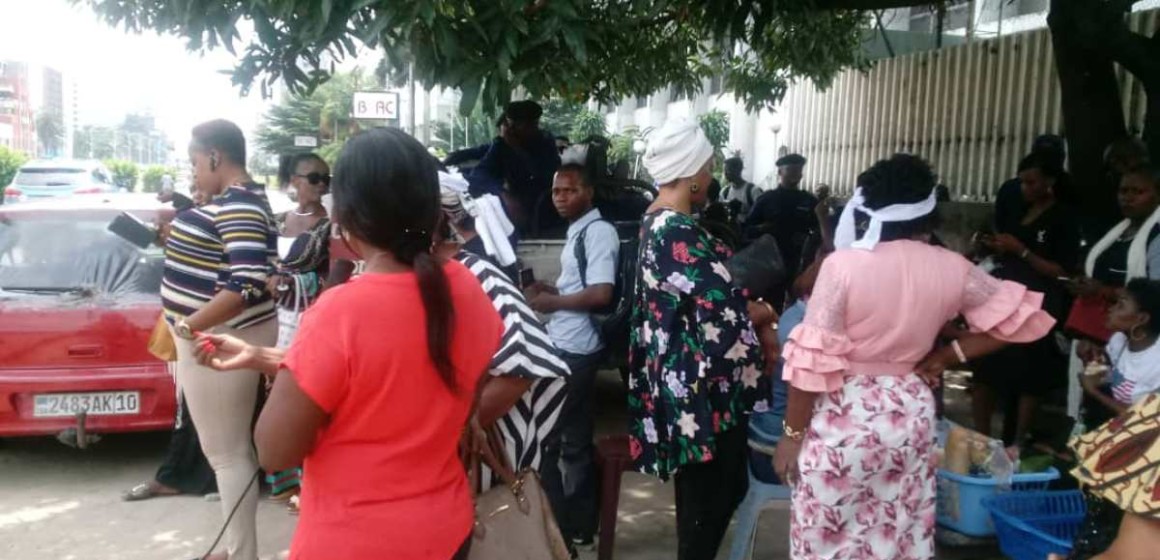 Les femmes de l&rsquo;est vivant à Kinshasa en sit-in ce lundi devant l&rsquo;Inss