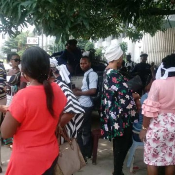 Les femmes de l&rsquo;est vivant à Kinshasa en sit-in ce lundi devant l&rsquo;Inss