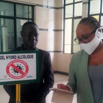 Distributeur de gel hydroalcoolique 2 Un ingénieur congolais invente un distributeur mécanique de gel hydroalcoolique