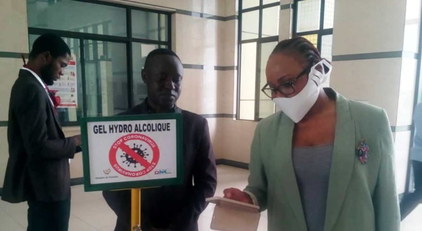 Un ingénieur congolais invente un distributeur mécanique de gel hydroalcoolique
