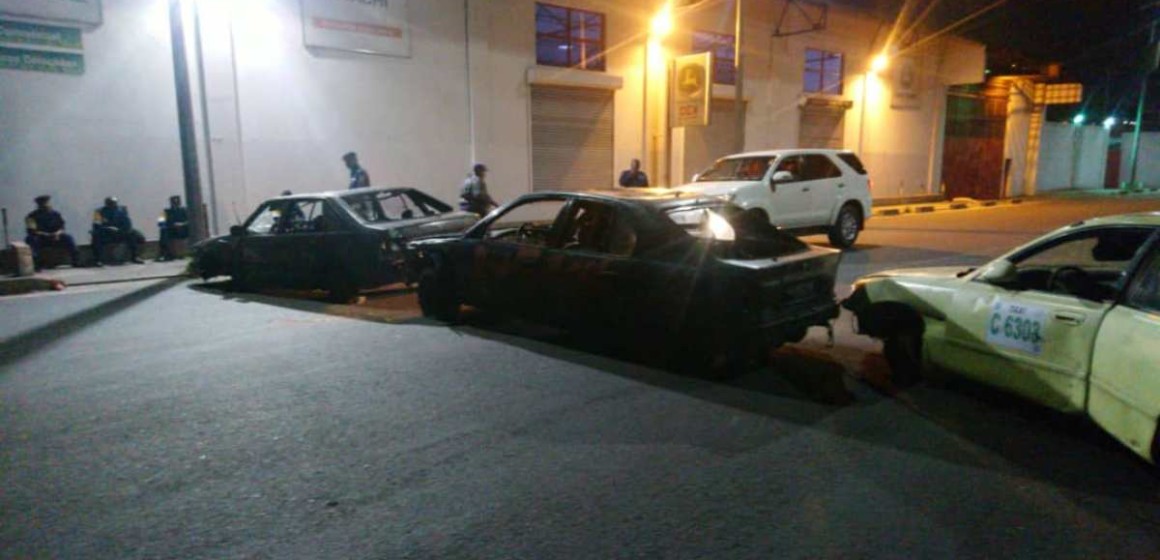 Kin barrages Kinshasa : malgré les macarons de l’hôtel de ville, la police refuse tout accès à Gombe