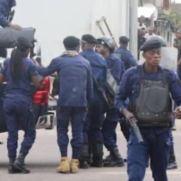 Kinshasa : deux personnes arrêtées en possession d’un lot d’uniformes de la PNC en partance pour Brazzaville