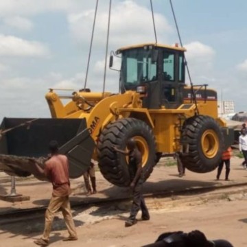 Tshopo : Le Gouverneur Wale Lufungula réceptionne des engins pour la voirie urbaine