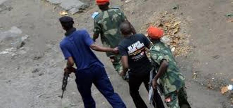 Rebelle arrêté Nord-Kivu : un présumé rebelle arrêté par la population à Mangboko