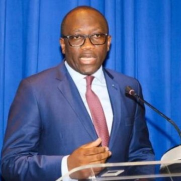 Sele Yalaghuli min des Finances Le député Louis Ntumba interpelle le ministre des Finances Sele Yalaghuli sur les nouvelles affectations à la DGI