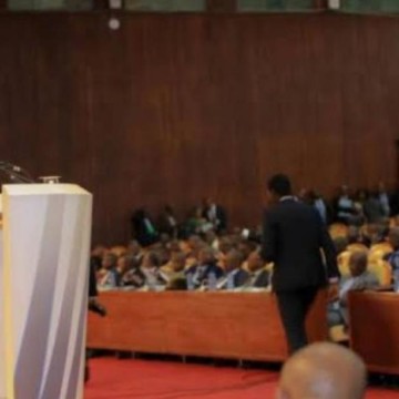 Sylvestre Ilunga à l'Assemblée nat Le Premier ministre Ilunkamba était à l’Assemblée nationale pour justifier la gestion du Covid-19