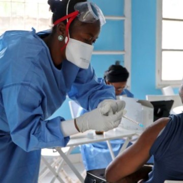 L’OMS vaccine contre Ebola à Mbandaka