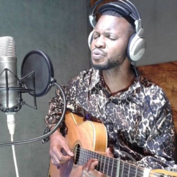 Vingt ans après la guerre de six jours à Kisangani, Sire Joël Ngoyi lance la chanson « Jambo »