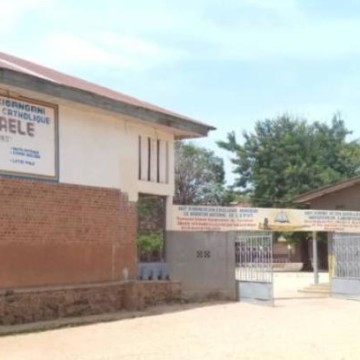 Covid-19 : la Tshopo désinfecte les salles de classes pour la reprise des cours