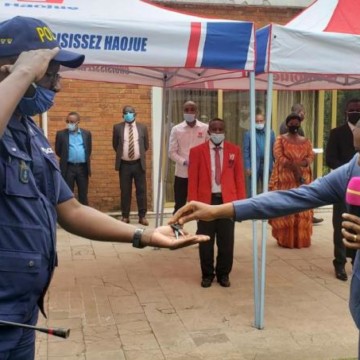 14 motos à la police du Nord-Kivu, don des établissements Nzoli