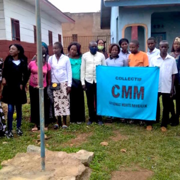 Les membres du Collectif CMM à Béni Les membres du Collectif CMM tenant un drapeau