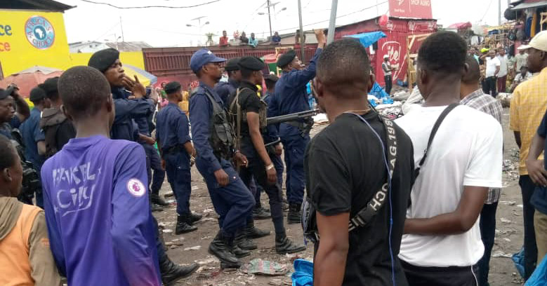 Marche-Fayulu-etouffee Pneus crevés, Fayulu empêché de marcher par la Police