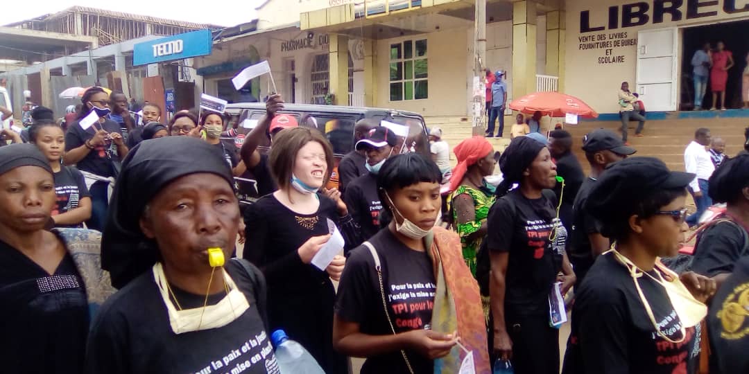 Rapport Mapping Sud-Kivu2 Marche pour l’application des recommandations du Rapport Mapping, une marée humaine dans la rue à Bukavu