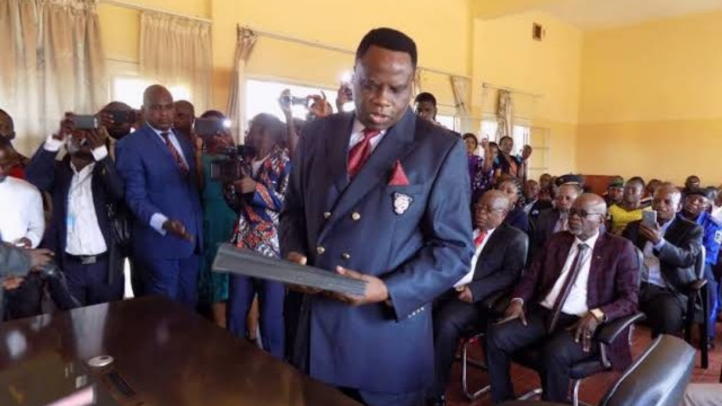 Jean-Marie Peti-Peti, Gouverneur démissionnaire de la province du Kwango dans une salle