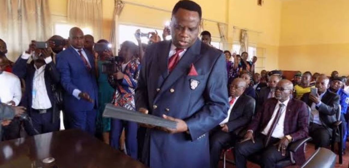 Jean-Marie Peti-Peti, Gouverneur démissionnaire de la province du Kwango dans une salle