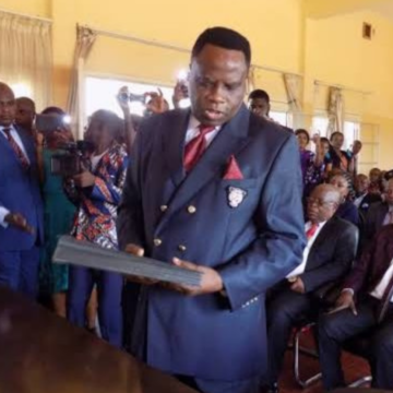 Jean-Marie Peti-Peti, Gouverneur démissionnaire de la province du Kwango dans une salle