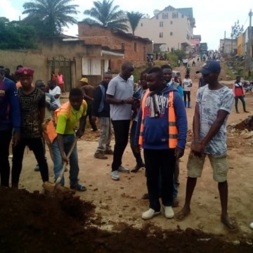 Beni : Les militants des groupes de pression réhabilitent une passerelle