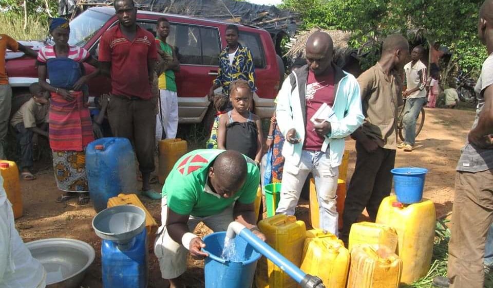 Population à une fontaine Après 26 ans, l’eau de la REGIDESO coule de nouveau à Buta