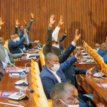 La plénière de l’Assemblée nationale rejette la motion de Fabrice Puela contre Mabunda