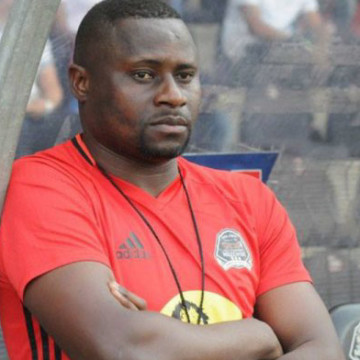 Pamphile Mihayo debout dans un stade