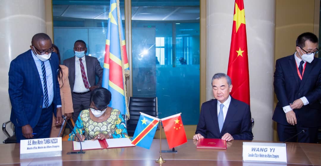 Le ministre chinois de AE Wang yi signe l'annulation des prêts