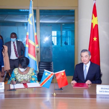 Le ministre chinois de AE Wang yi signe l'annulation des prêts