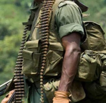 Homme armé en tenue militaire