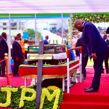 Félix-Tshisekedi-se-recueille-Magufuli Tshiekedi rend hommage à JP Magufuli