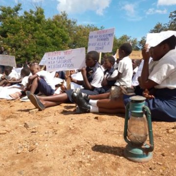 Elèves de Beni en Sit-in à la Mairie