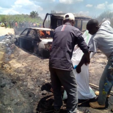Voiture incendiée par rebelles ADF