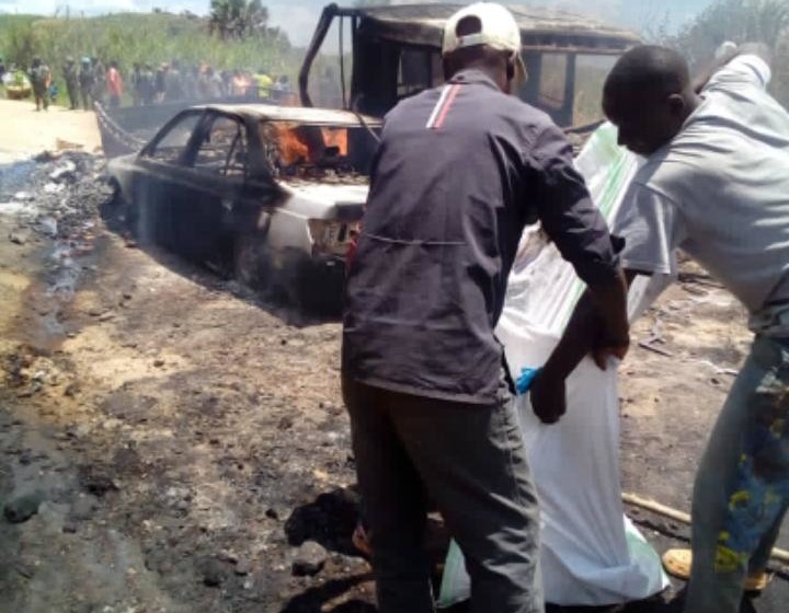 Voiture incendiée par rebelles ADF