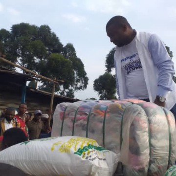 Patrick Munyomo assiste les sinistrés du Nyiragongo