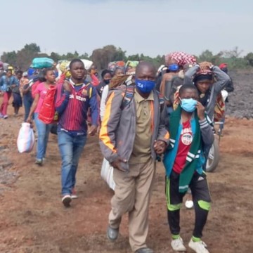 Populations évacuant Goma