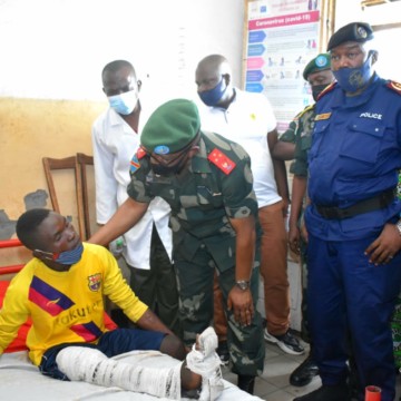 LT-General-visite-blessés-de-guerre Le gouverneur militaire visite les blessés de guerre à Goma