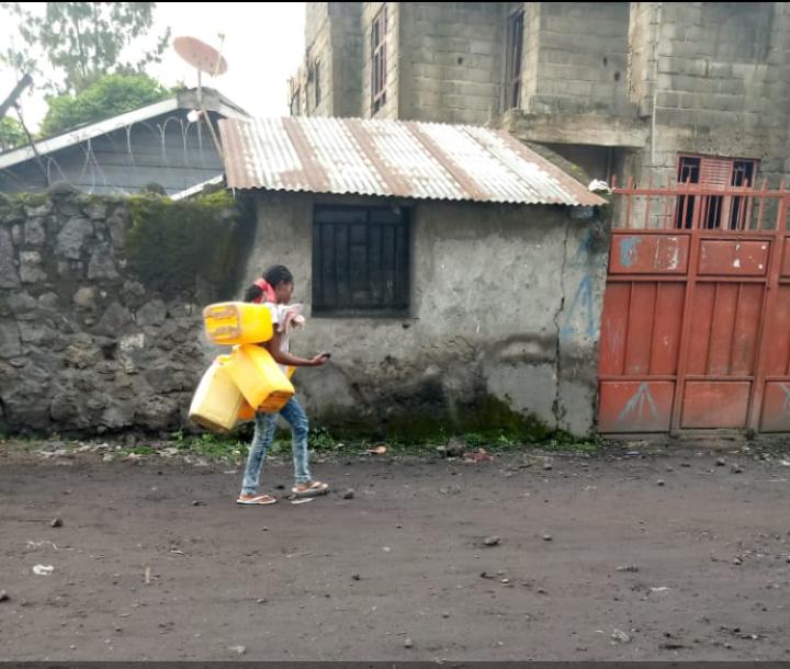 Chercheuse d'eau à Goma
